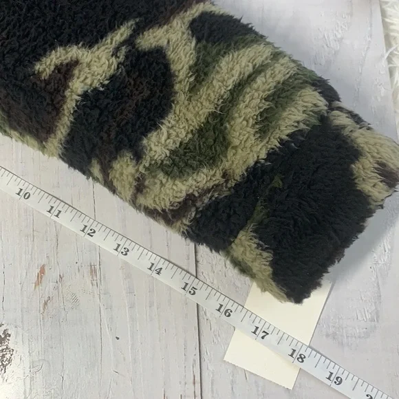 Blank NYC Faux Sherpa Teddy Camo jacket Size Small - Picture 10 of 10